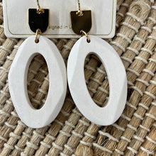 Load image into Gallery viewer, Spring Wooden Oval Earrings

